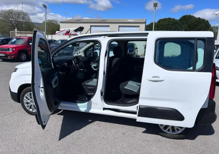 Vue latérale droite d'un Citroën Berlingo blanc 2020 avec portes avant et coulissante ouvertes, intérieur visible.