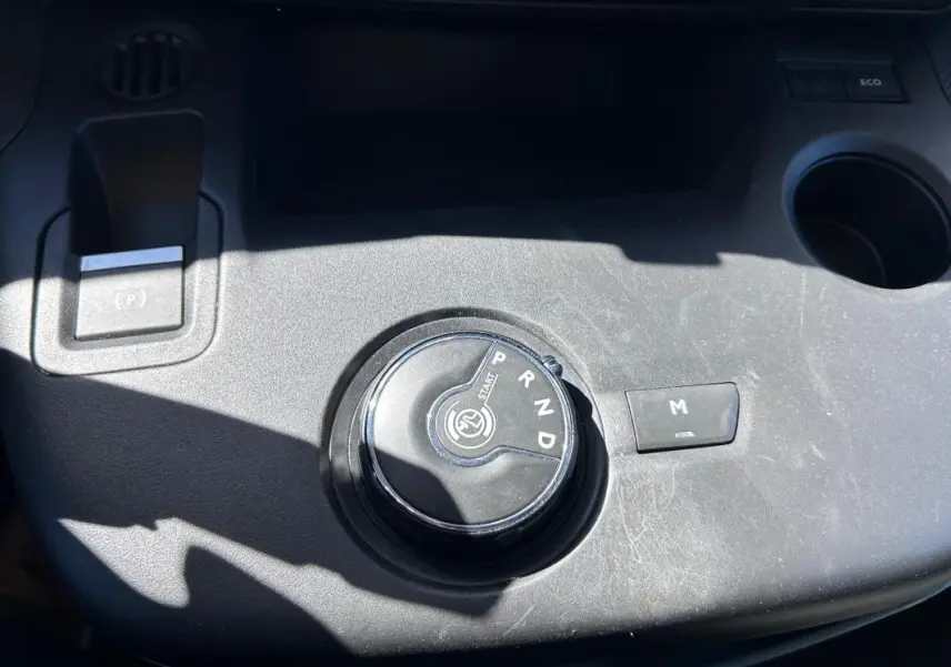 Gros plan sur la molette de sélection de la boîte automatique du Citroën Berlingo blanc, version 2020.