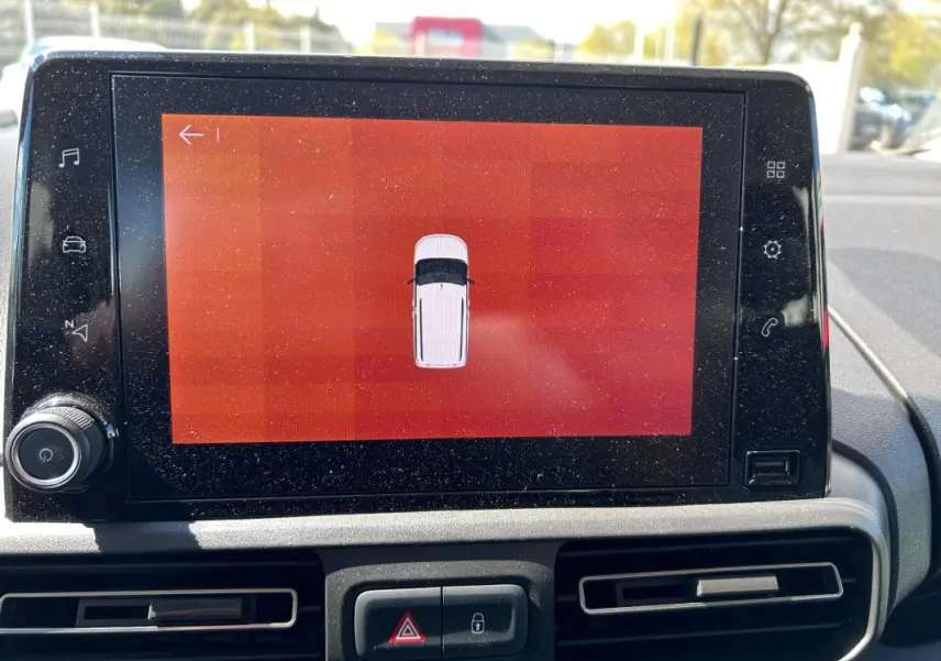 Écran tactile central affichant une vue top-down du véhicule blanc Citroën Berlingo 2020, intérieur noir.