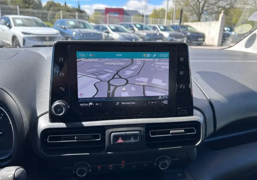 Vue rapprochée de l’écran tactile central avec navigation GPS du tableau de bord du Citroën Berlingo blanc 2020.