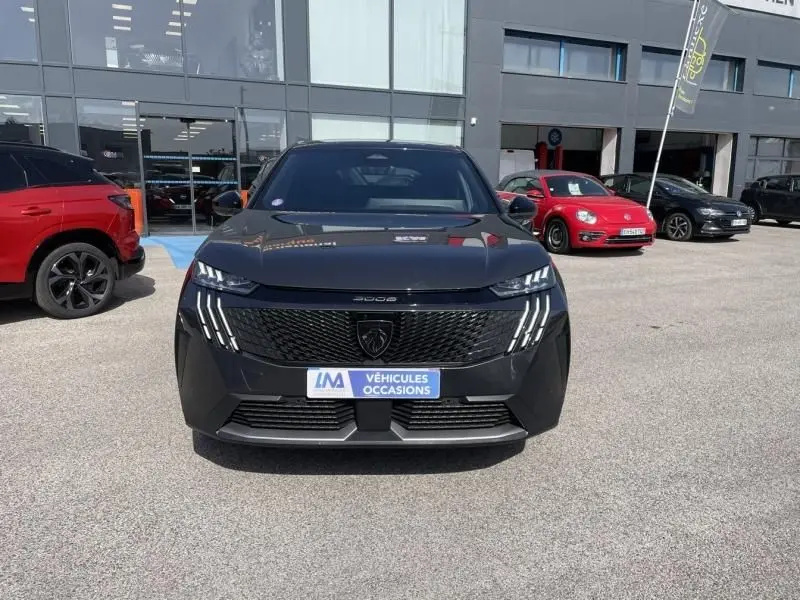 Vue avant du Peugeot 3008 Nouveau gris foncé 2024, avec calandre noire et signature lumineuse en griffes distinctives.