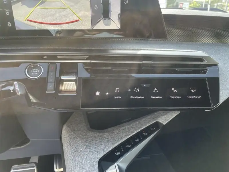 Vue intérieure du tableau de bord du Peugeot 3008 2024 gris foncé, avec écran tactile et commandes modernes intégrées.