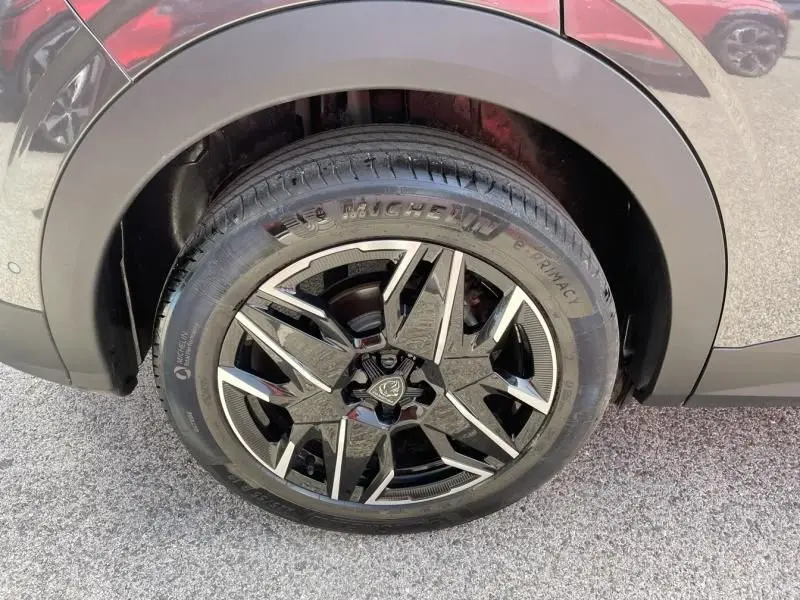 Gros plan sur la roue avant droite du Peugeot 3008 gris foncé 2024, mettant en valeur la jante noire et argentée distinctive.