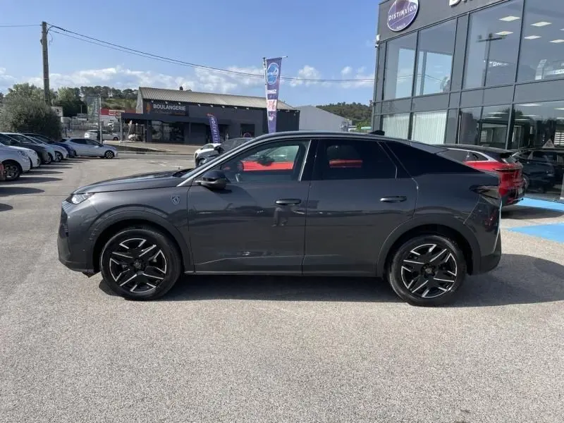 Peugeot 3008 Nouveau gris foncé vue de profil côté gauche, avec jantes noires et intérieur rouge visible.