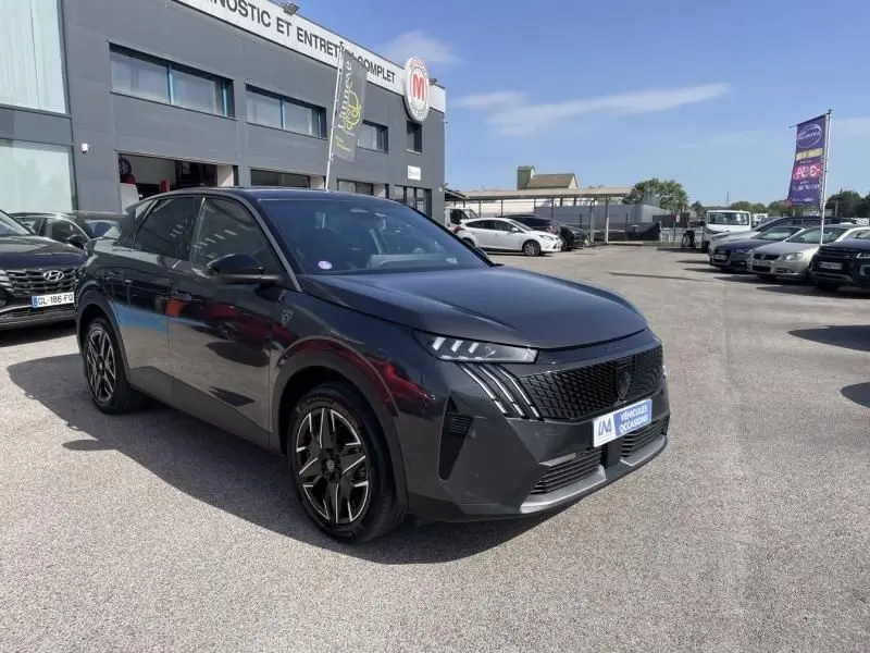 Peugeot 3008 Nouveau gris foncé en 3/4 avant droit, avec calandre noire et jantes alliage distinctives.