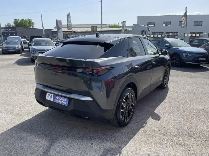 Peugeot 3008 2024 gris foncé en vue 3/4 arrière droit, avec feux arrière LED et jantes alliage noires.