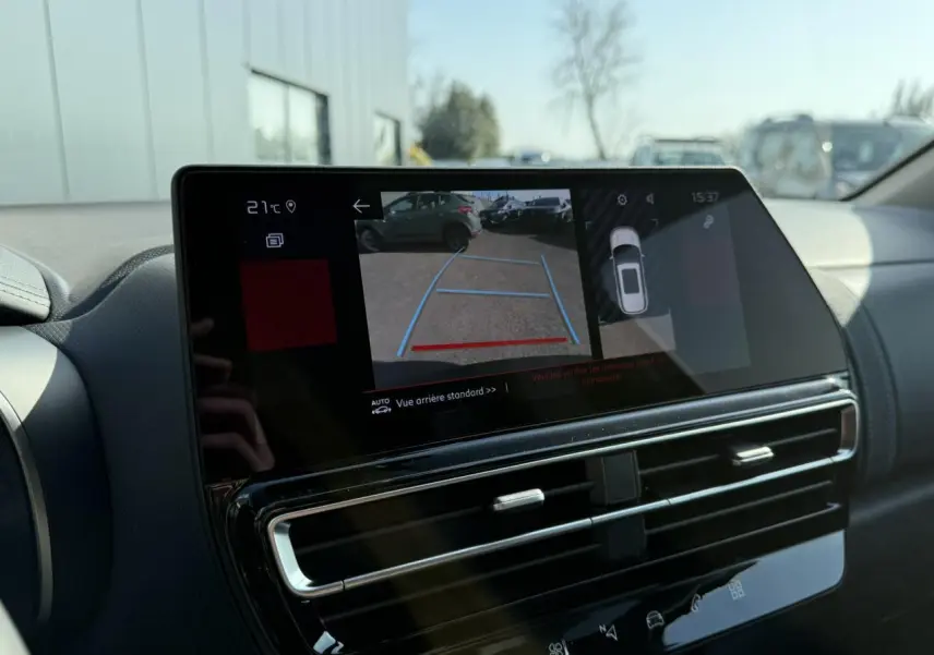 Écran tactile intérieur du Citroën C5 Aircross noir Perla montrant la caméra de recul et les aérateurs centraux.
