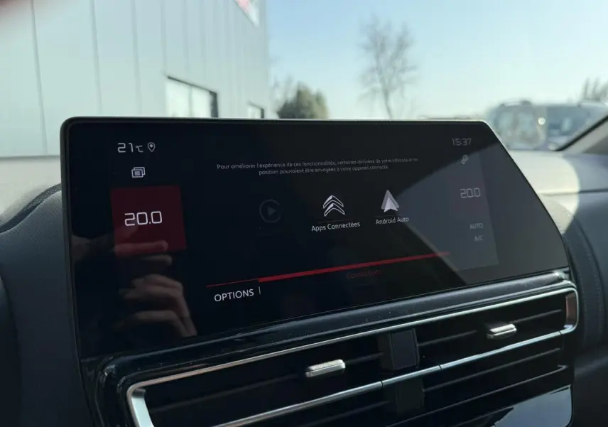 Écran tactile central avec interface connectée et commandes de climatisation dans un Citroën C5 Aircross noir Perla.