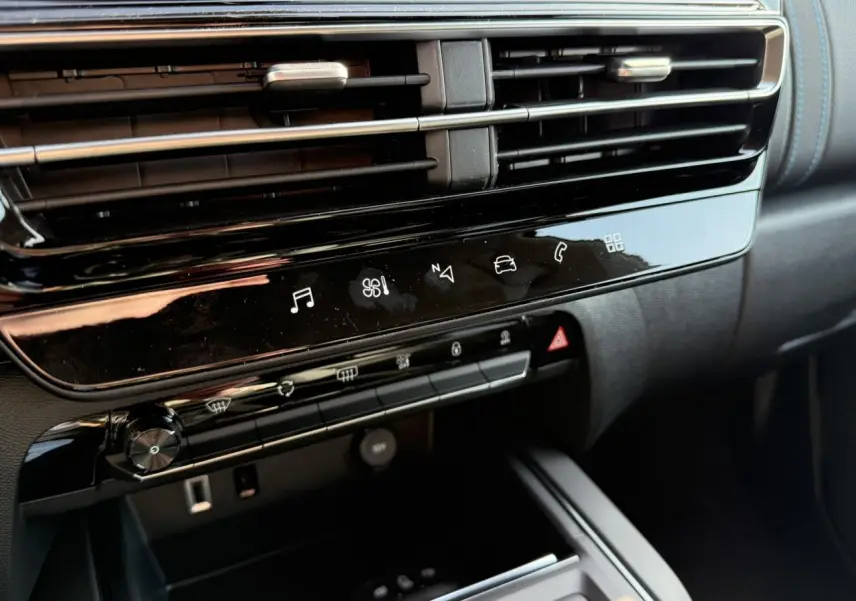 Détail de la console centrale noire brillante avec commandes tactiles et aérateurs du Citroën C5 Aircross 2025.