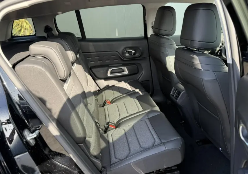 Vue intérieure côté gauche des sièges arrière indépendants noirs et gris du Citroën C5 Aircross 2025 en porte ouverte.