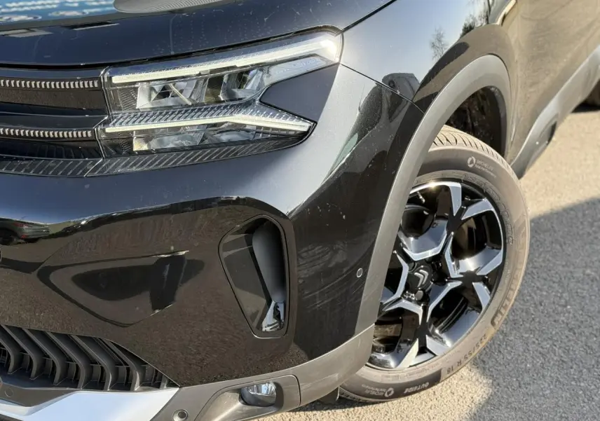 Gros plan sur l’avant droit noir Perla du Citroën C5 Aircross 2025, avec phares LED et jante alliage 18 pouces.