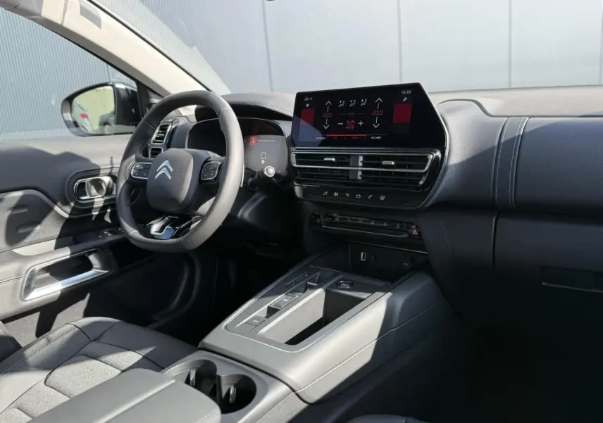 Vue intérieure côté conducteur du Citroën C5 Aircross 2025 noir Perla, avec tableau de bord numérique et écran tactile central.