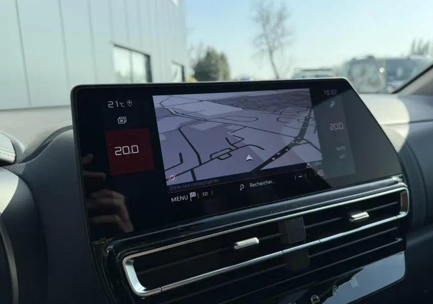 Écran tactile central avec navigation et commandes climatisation dans l’habitacle du Citroën C5 Aircross 2025.