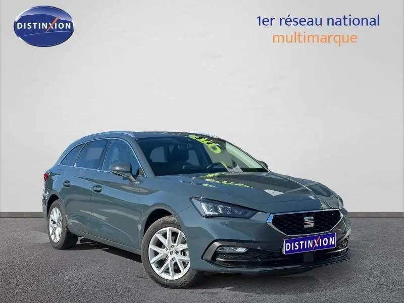 SEAT Leon ST 2.0 TDI 115ch STYLE XL bleu saphir métallisé en 3/4 avant droit, avec jantes argentées et calandre noire.
