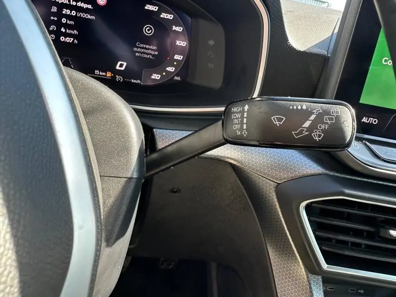 Levier de commande des essuie-glaces dans l'habitacle d'une SEAT LEON ST 2.0 TDI 115ch STYLE XL 2025, vue rapprochée.