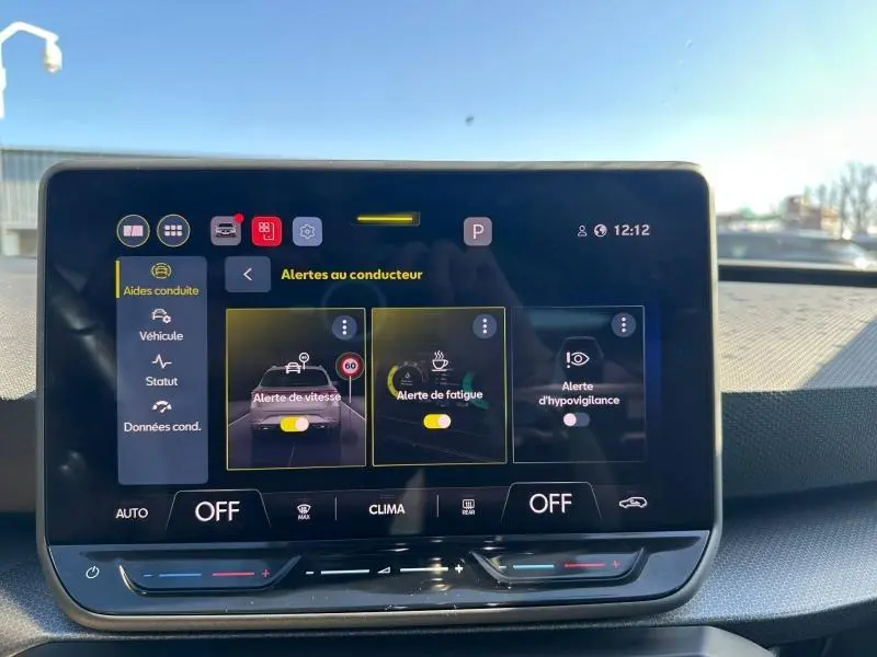 Écran tactile du système d’aide à la conduite de la SEAT LEON ST 2025, affichant alertes vitesse et fatigue.
