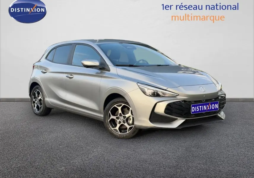 MG3 1.5 Hybrid+ 195ch Luxury en Cosmic Silver, vue 3/4 avant mettant en valeur ses jantes alu et son design moderne.