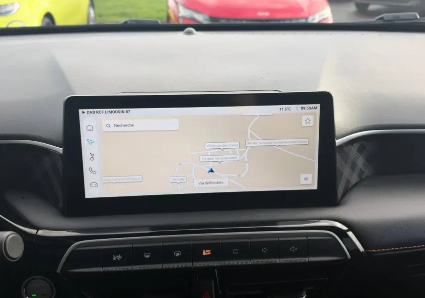 Vue intérieure centrée sur l'écran tactile GPS du tableau de bord du MG3 1.5 Hybrid+ 195ch Luxury 2025.