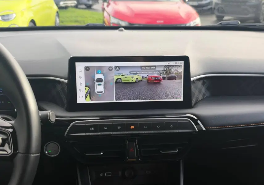 Vue intérieure du tableau de bord du MG3 2025 avec écran tactile affichant la caméra panoramique et volant multifonction noir.