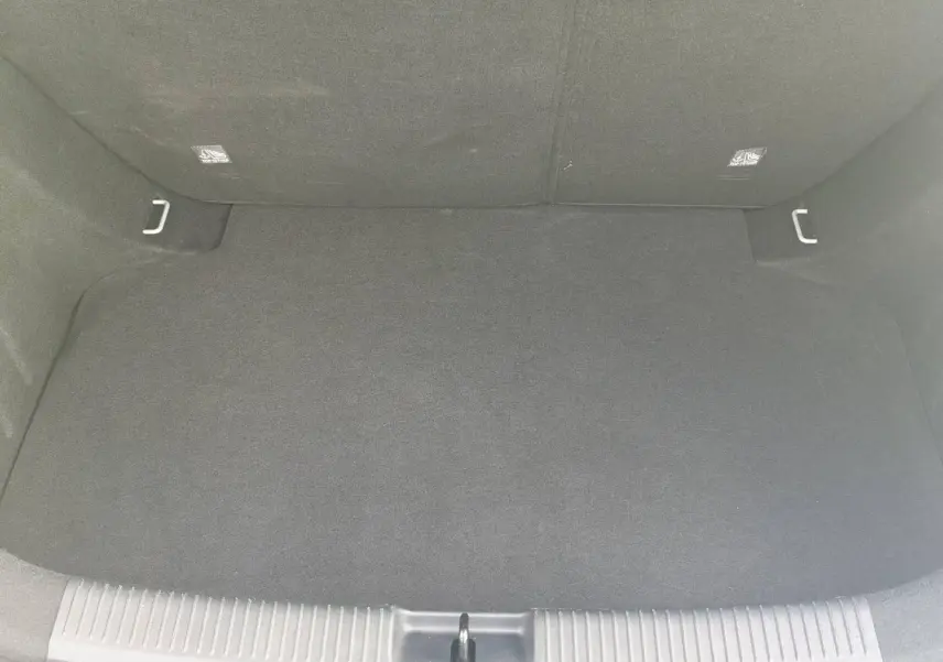 Coffre spacieux et vide du MG3 1.5 Hybrid+ 195ch Luxury 2025, vue intérieure arrière avec revêtement noir.