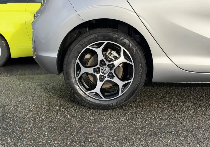 Gros plan sur la roue arrière droite d’une MG3 Cosmic Silver métallisé, mettant en valeur la jante alu au design moderne.