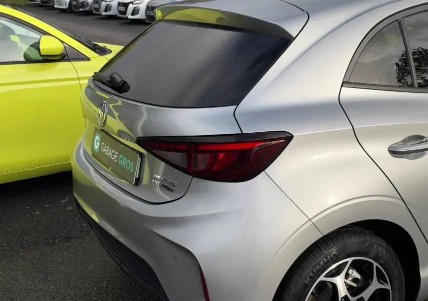 Vue 3/4 arrière droite d'une MG3 1.5 Hybrid+ 195ch Luxury en Cosmic Silver métallisé avec vitres arrière surteintées.