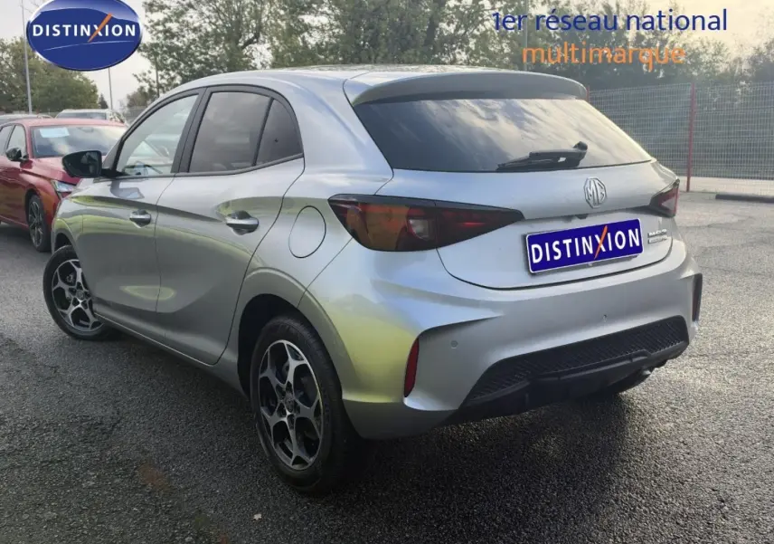 Vue 3/4 arrière droite d'une MG3 Cosmic Silver métallisé avec vitres arrière surteintées et jantes alu distinctives.