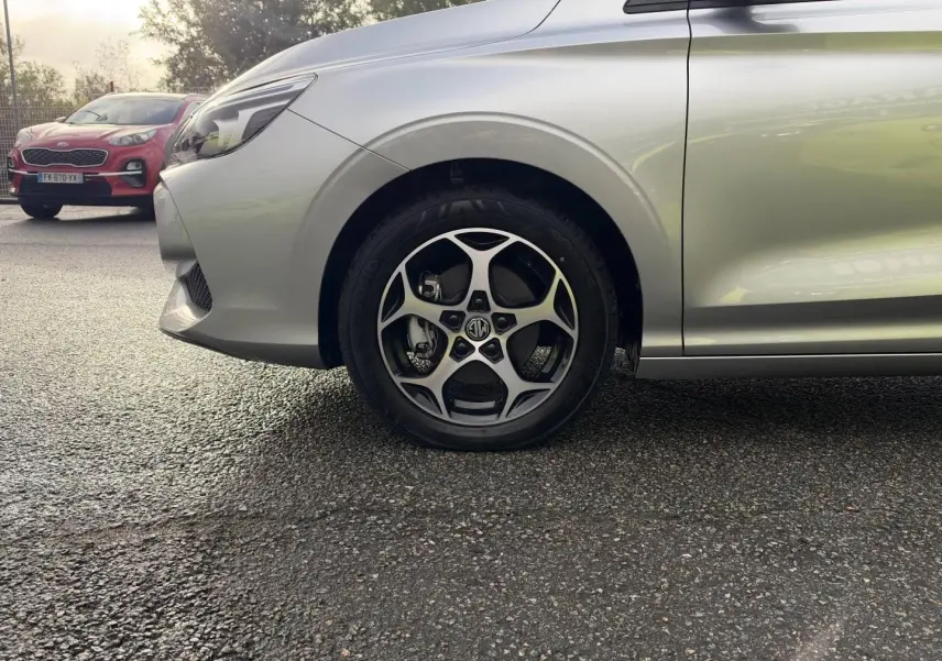 Gros plan sur la roue avant droite et l'aile d'une MG3 Cosmic Silver métallisé, avec jante alu au design distinctif.