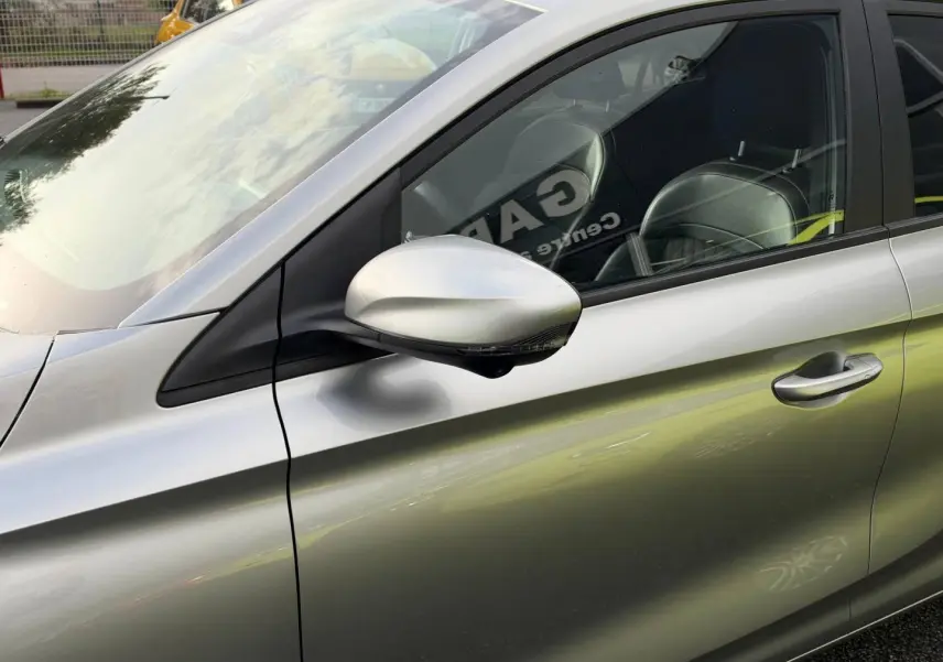 Vue latérale côté gauche du MG3 1.5 Hybrid+ 195ch Luxury en Cosmic Silver métallisé, mettant en valeur la portière et le rétroviseur.