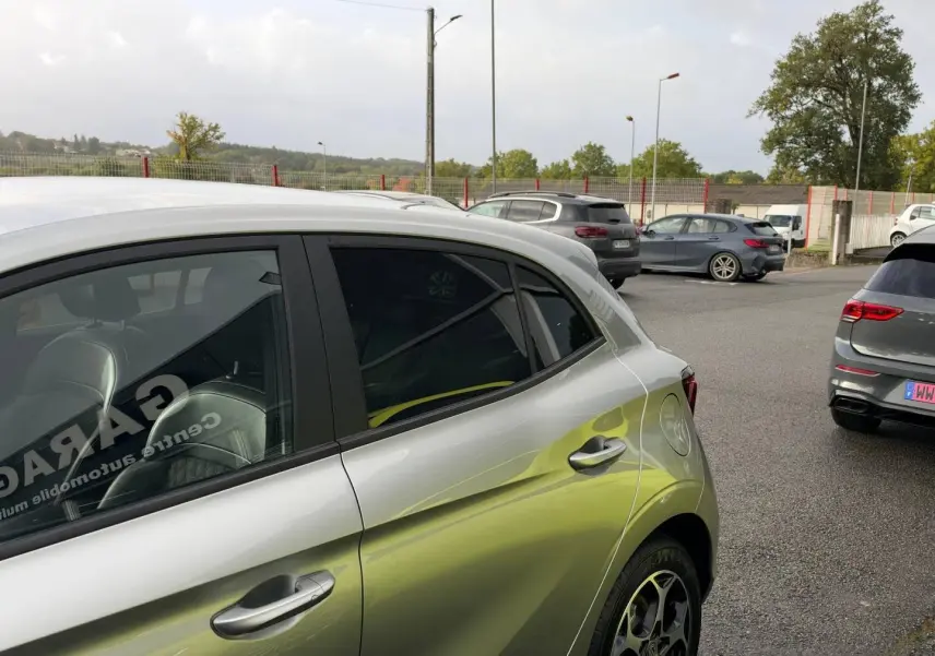 Vue côté gauche arrière du MG3 1.5 Hybrid+ 195ch Luxury en Cosmic Silver métallisé avec jantes alu stylisées.