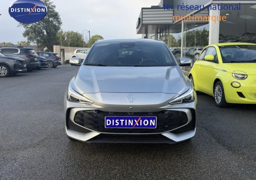 Vue avant d'une MG3 1.5 Hybrid+ 195ch Luxury en Cosmic Silver métallisé, avec calandre noire et phares LED.
