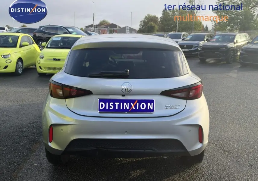 Vue arrière d'une MG3 1.5 Hybrid+ 195ch Luxury en Cosmic Silver métallisé, avec feux arrière LED et lunette arrière surteintée.