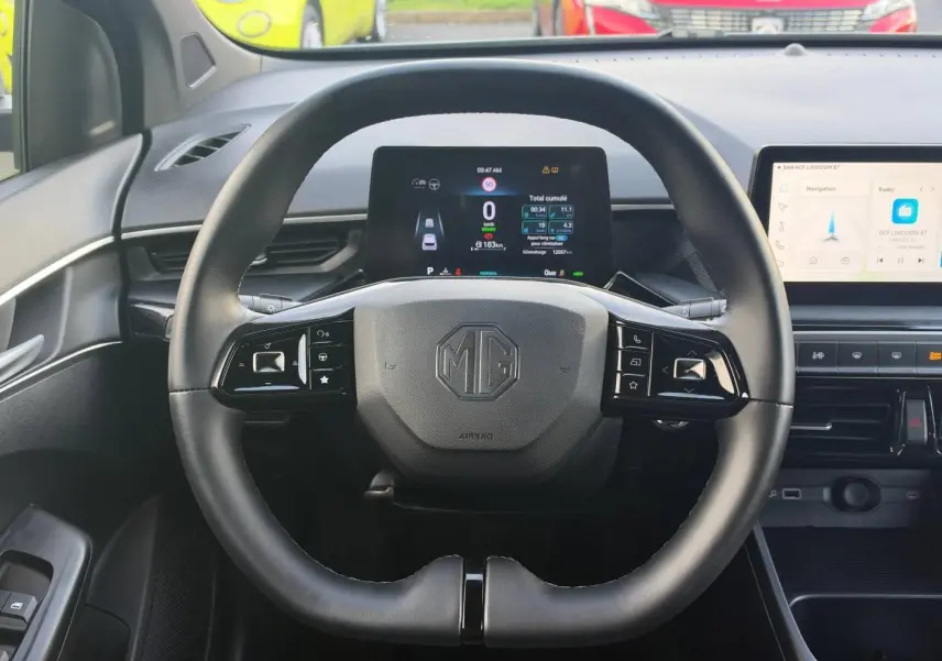 Vue intérieure centrée sur le volant cuir multifonction noir du MG3 1.5 Hybrid+ 2025 avec écran digital derrière.