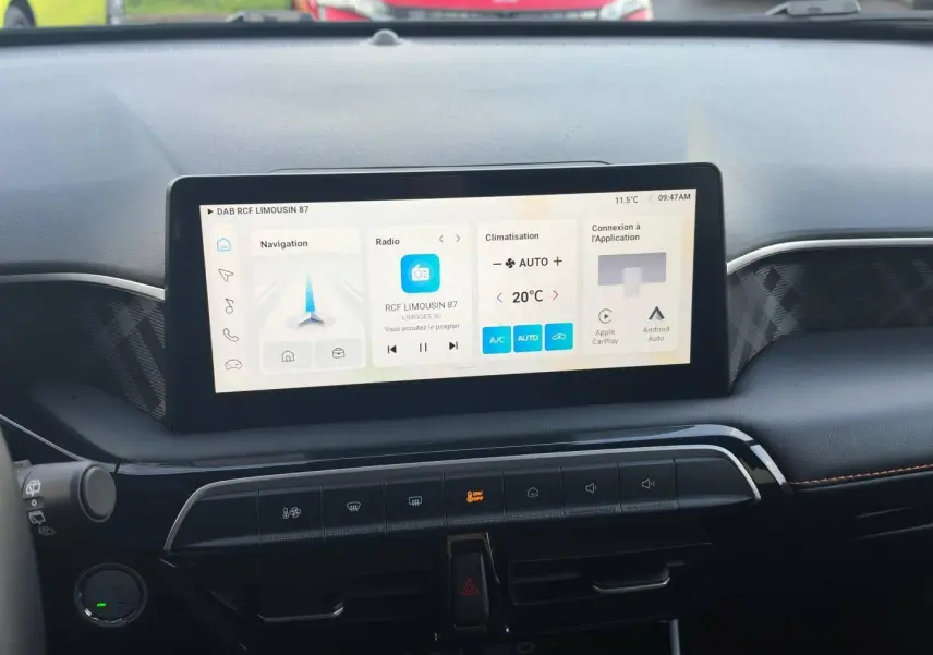 Tableau de bord du MG3 1.5 Hybrid+ 195ch Luxury 2025 avec écran tactile central affichant navigation et climatisation.