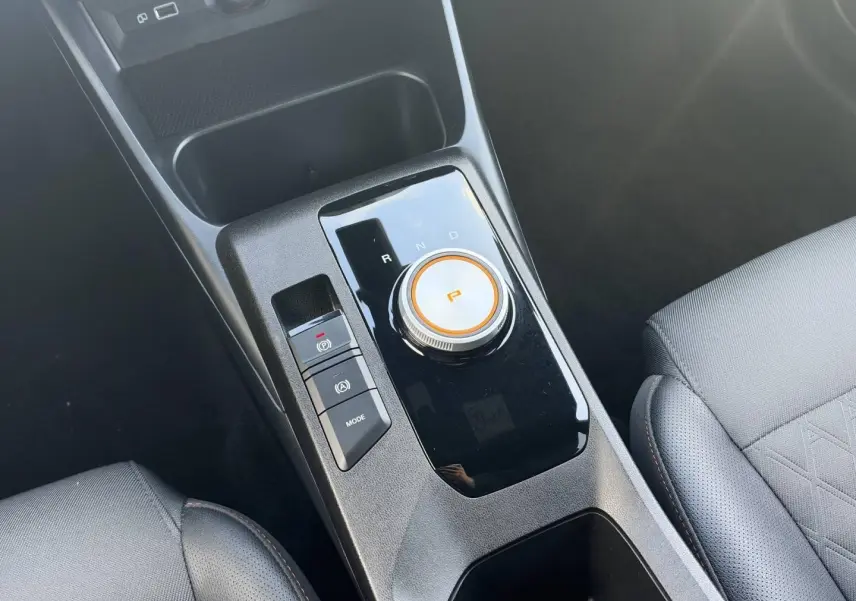 Gros plan sur la console centrale avec la molette de boîte auto et sièges en tissu noir du MG3 Cosmic Silver.