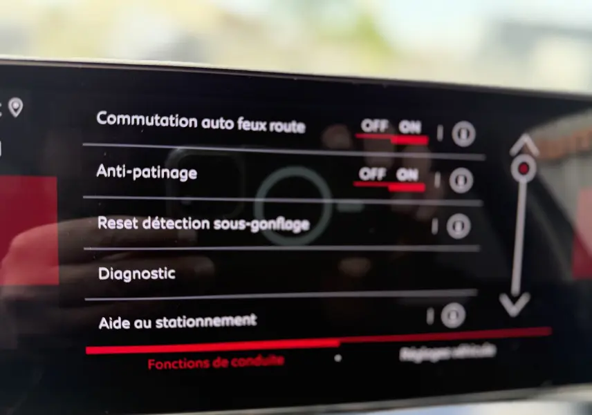 Écran tactile intérieur du Citroën C5 Aircross 2025 montrant les réglages d’aides à la conduite en mode menu.