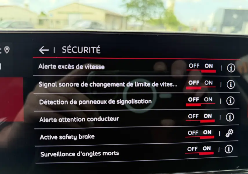 Écran tactile intérieur du Citroën C5 Aircross 2025 montrant les réglages de sécurité activés.