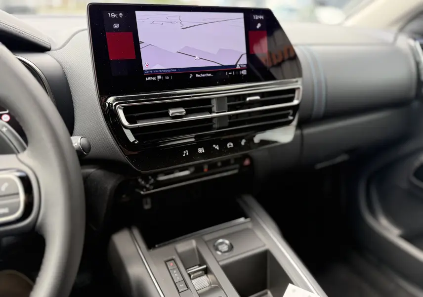Vue intérieure côté conducteur du tableau de bord et écran tactile du Citroën C5 Aircross 2025 gris platinium.