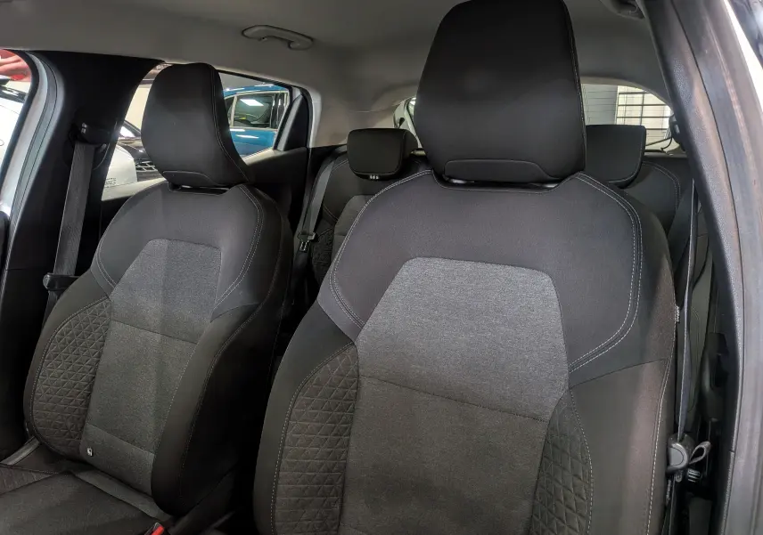 Gros plan sur les sièges avant en tissu noir et gris de la Renault Clio V Business 2020 vue côté droit.