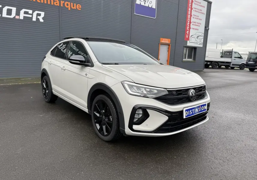 Volkswagen Taigo gris Ascot en 3/4 avant droit avec jantes noires et toit ouvrant en verre visible