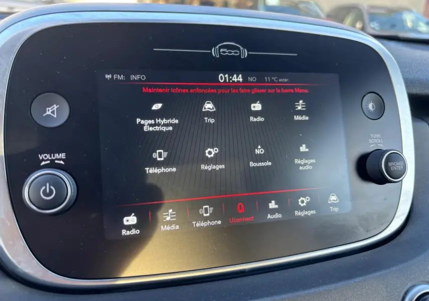 Écran tactile central du tableau de bord de la Fiat 500X gris, affichant le menu principal multimédia.