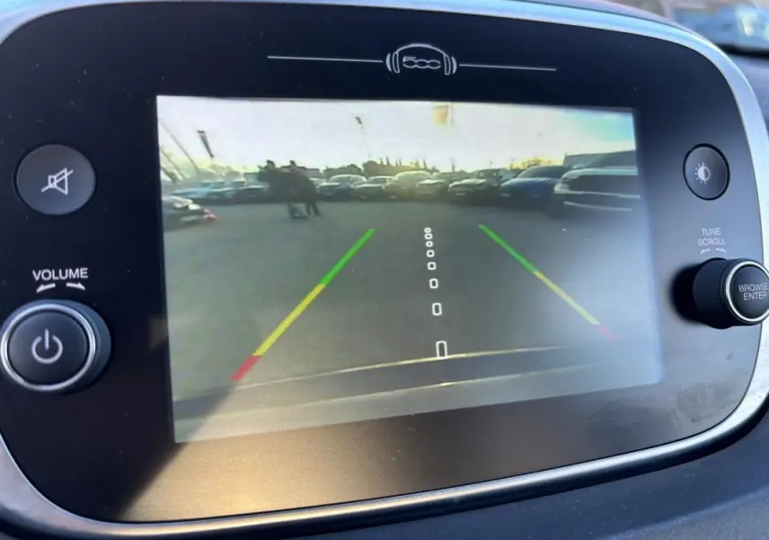 Écran central de la Fiat 500X MY23 montrant la caméra de recul avec lignes de guidage colorées.