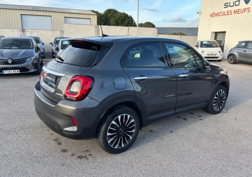 Vue 3/4 arrière droite d'une FIAT 500X MY23 gris avec jantes 16 pouces et feux arrière distinctifs en forme carrée.
