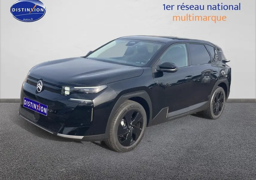 Vue 3/4 avant droite d'un Citroën C5 Aircross noir 2026 avec jantes noires et phares LED distinctifs.