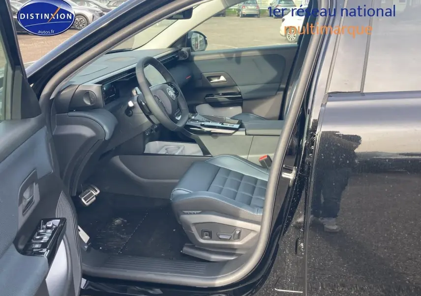 Intérieur noir du Citroën C5 Aircross 2026 vu côté conducteur avec sièges cuir et tableau de bord moderne.