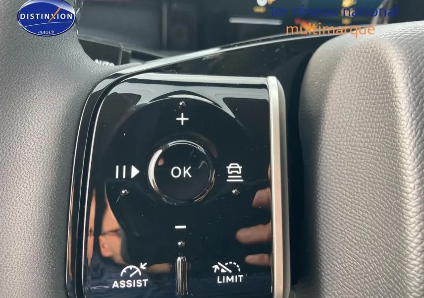 Gros plan sur les commandes au volant noir brillant du Citroën C5 Aircross hybride 2026, avec bouton OK central.