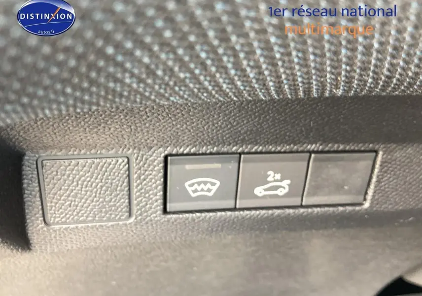 Gros plan sur les boutons d'ouverture du coffre et dégivrage arrière du Citroën C5 Aircross noir, intérieur.