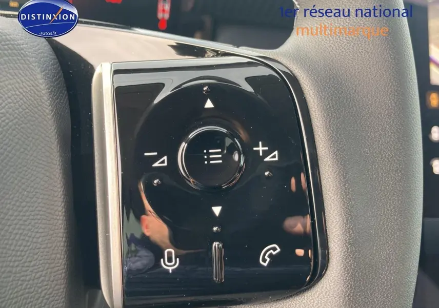 Gros plan sur la commande multifonction noire du volant du Citroën C5 Aircross 2026, avec boutons tactiles et micro.