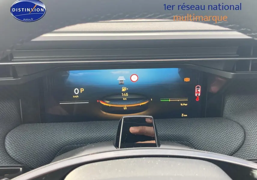 Vue intérieure du tableau de bord numérique du Citroën C5 Aircross noir, affichage hybride et indicateurs de conduite.
