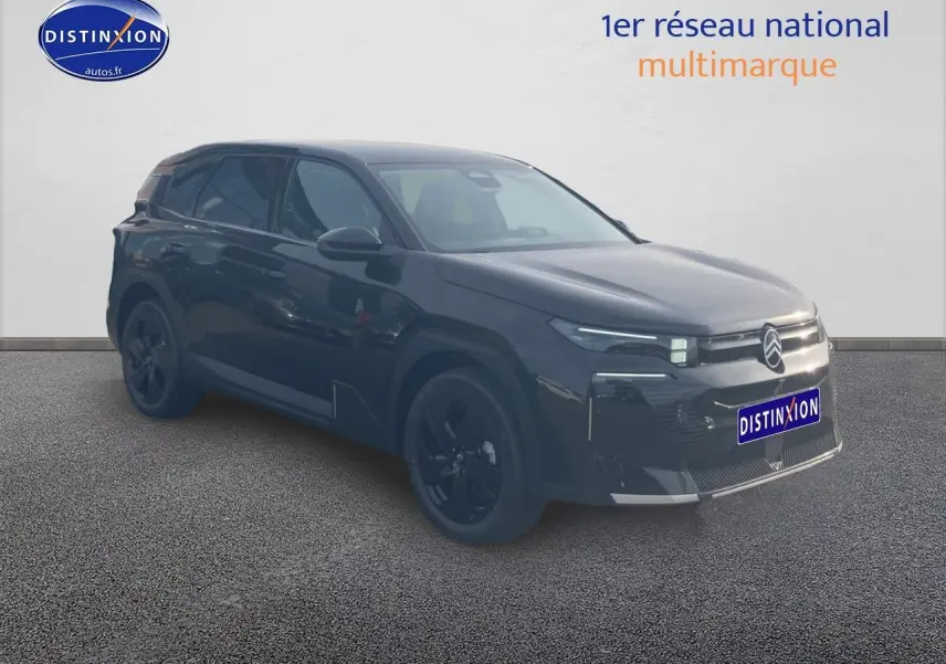 Citroën C5 Aircross noir en 3/4 avant droit, avec jantes noires et phares LED allumés.